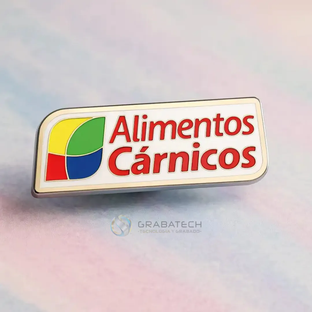 Gafete metálico esmaltado con logotipo corporativo
