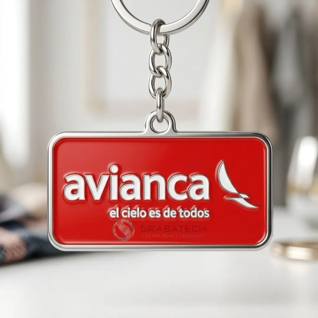Llavero metálico rectangular rojo con letras blancas