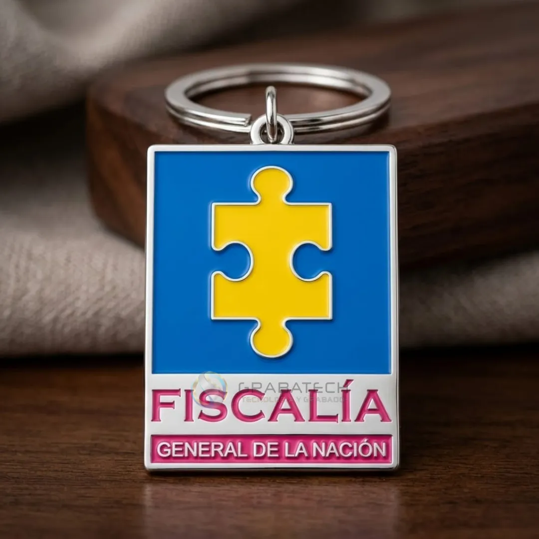 Llavero metálico rectangular con rompecabezas amarillo sobre fondo azul