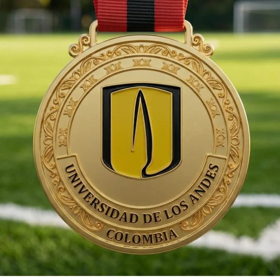Medalla dorada con escudo institucional y cinta roja y negra