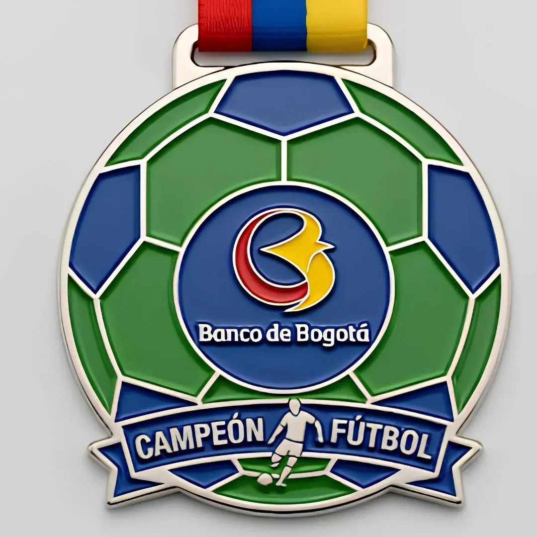 Medalla de campeonato de fútbol esmaltada con forma de balón y cinta tricolor