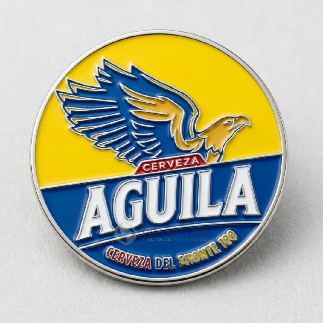 Pin de acero con águila grabada y esmalte amarillo y azul