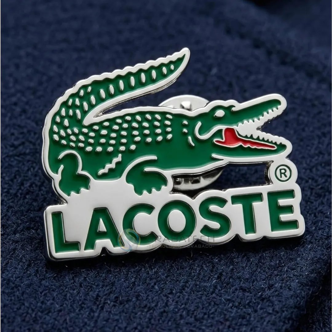 Pin de acero con silueta de cocodrilo esmaltado en verde