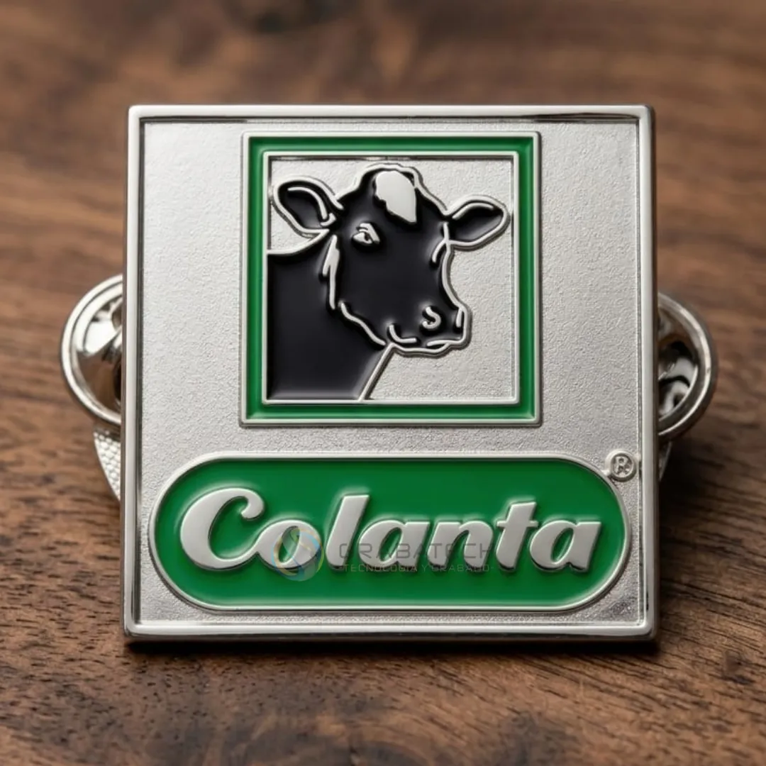 Pin cuadrado de acero con vaca grabada y esmalte verde
