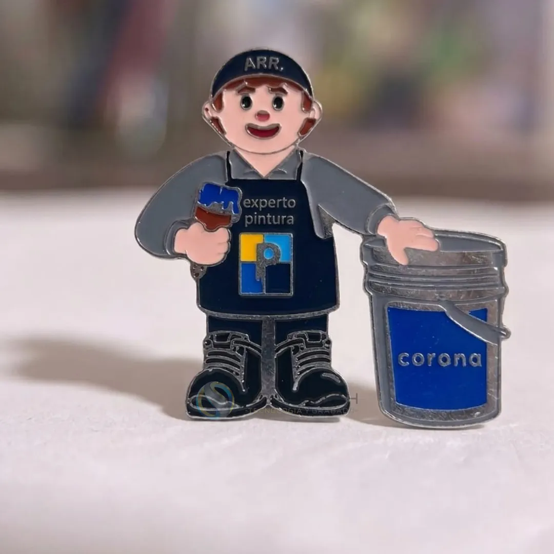Pin de acero con figura de obrero y lata de pintura en esmalte