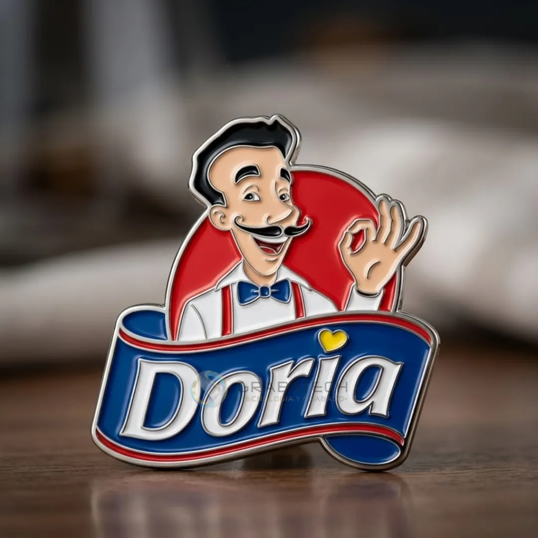 Pin en acero con personaje sonriente en esmalte de colores y cinta azul