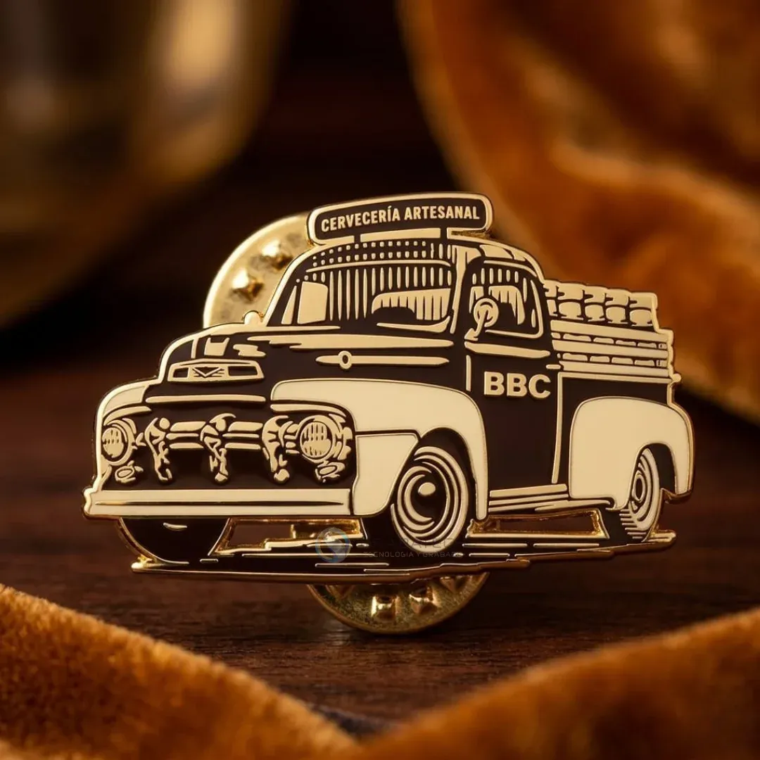 Pin en bronce dorado con relieve profundo de un camión antiguo