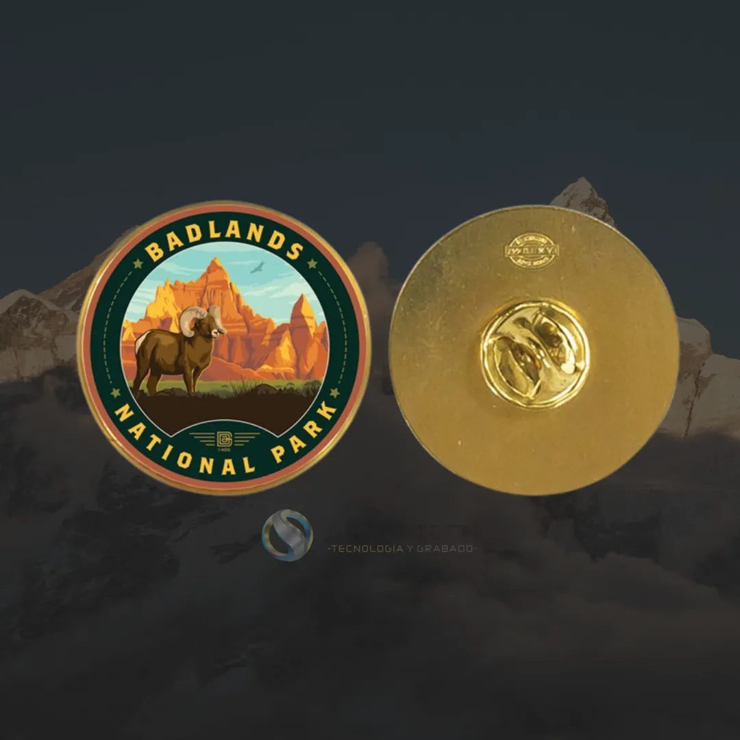 Pin en bronce esmaltado con paisaje de parque nacional, mostrado por el frente y el reverso con broche