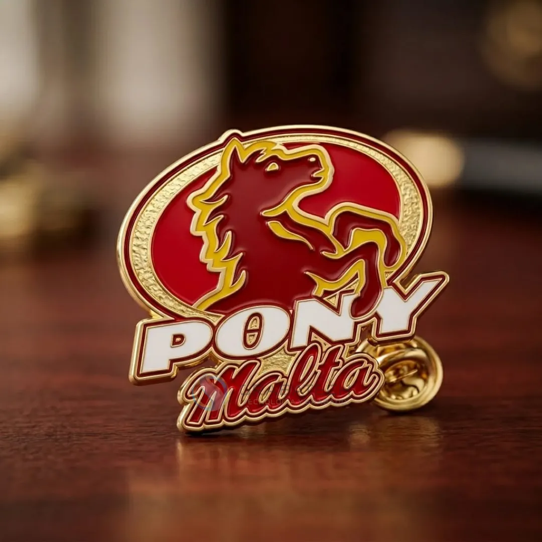 Pin en bronce con silueta especial de león y letras rojas esmaltadas