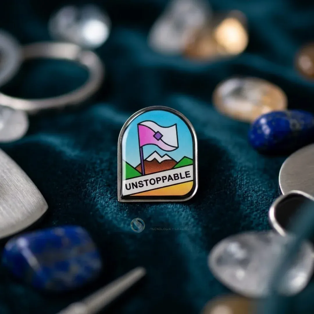 Pin digital con ilustración de bandera y montaña en colores