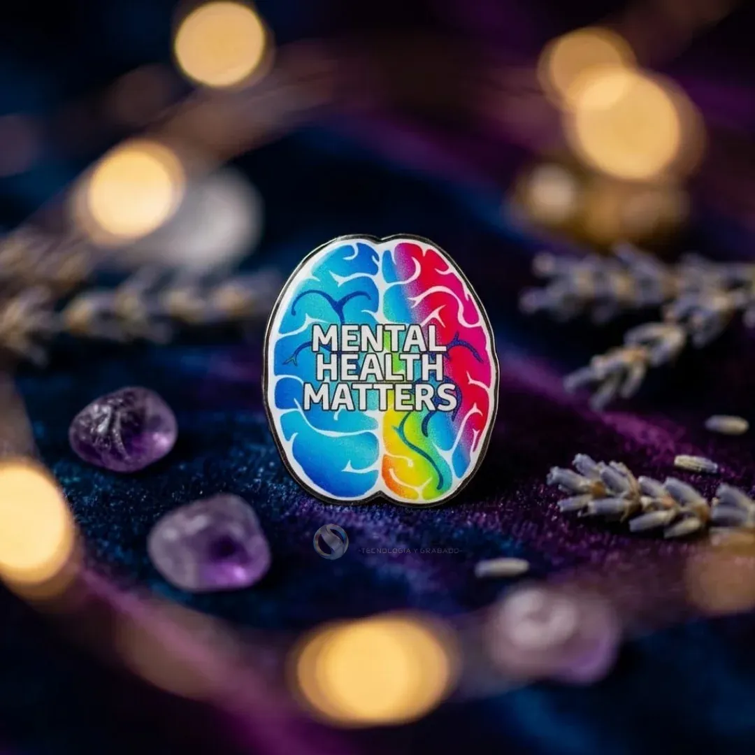 Pin digital con cerebro multicolor impreso y resina cristalina