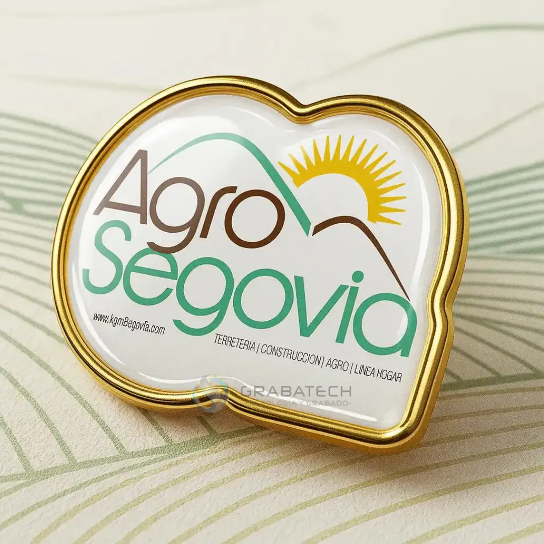 Pin digital con forma de logo, resina cristalina y borde dorado