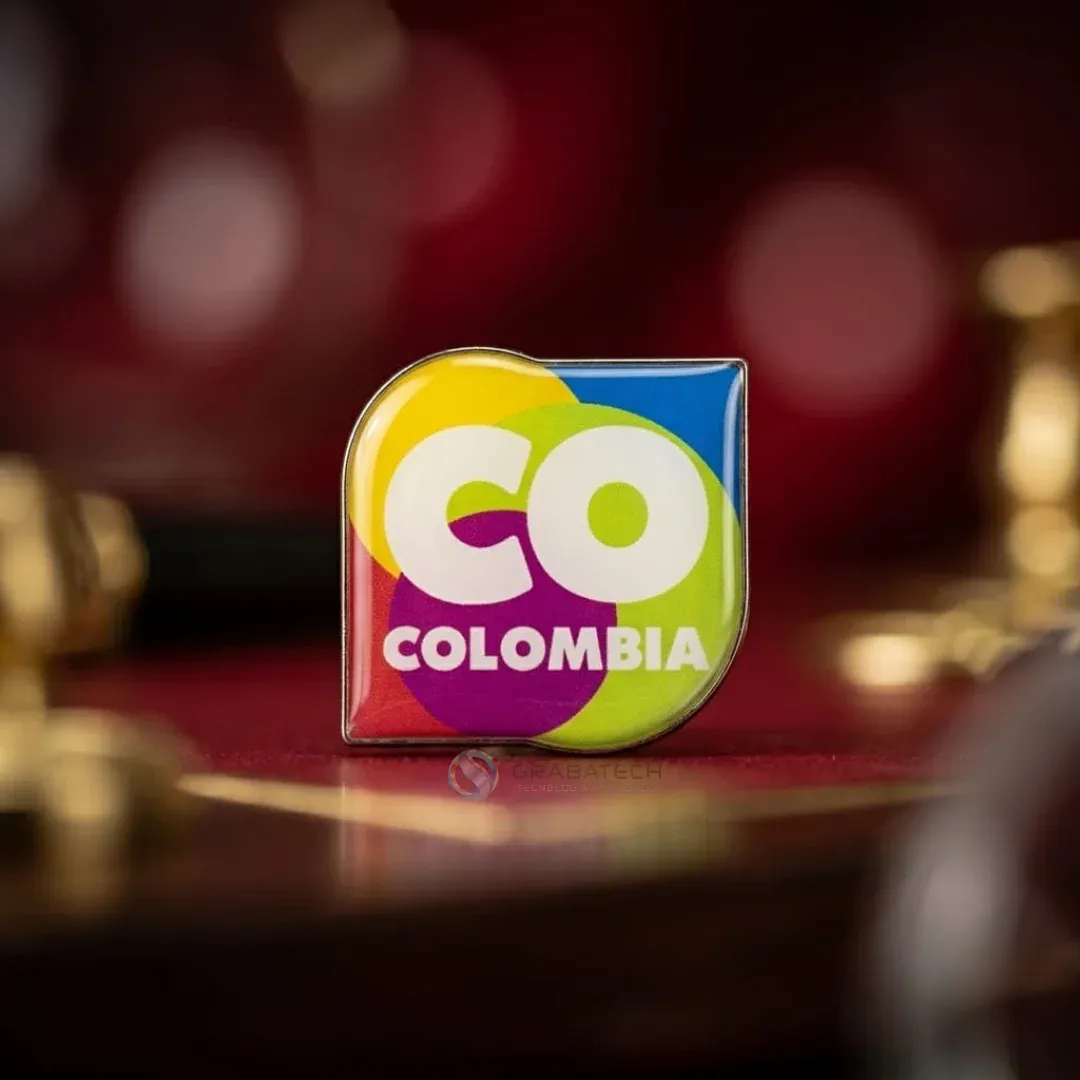Pin digital con letras de colores sobre fondo amarillo y azul