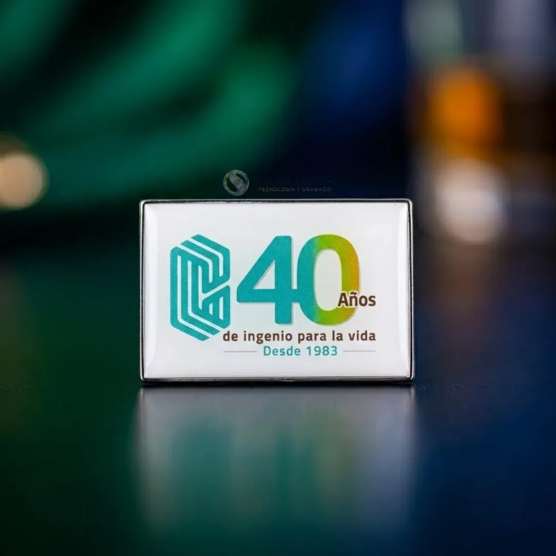 Pin digital rectangular blanco con logo verde de aniversario