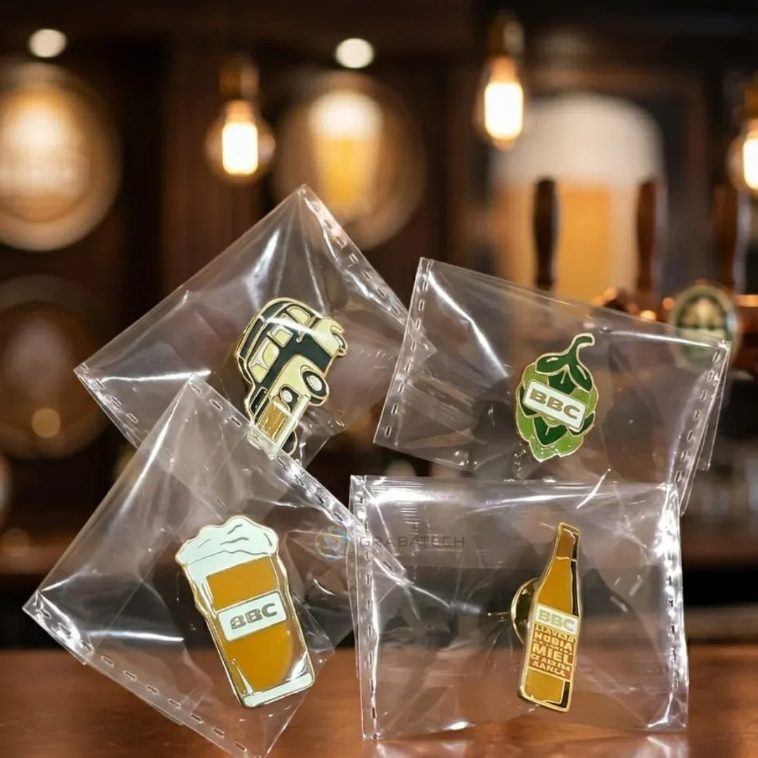 Pines digitales con formas de botella y personajes en bolsas individuales