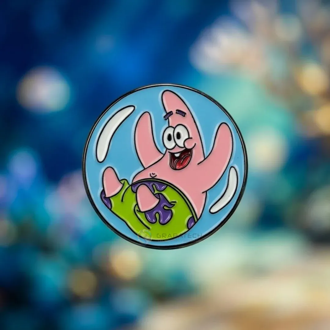 Pin circular en zamak con personaje rosado sobre fondo azul