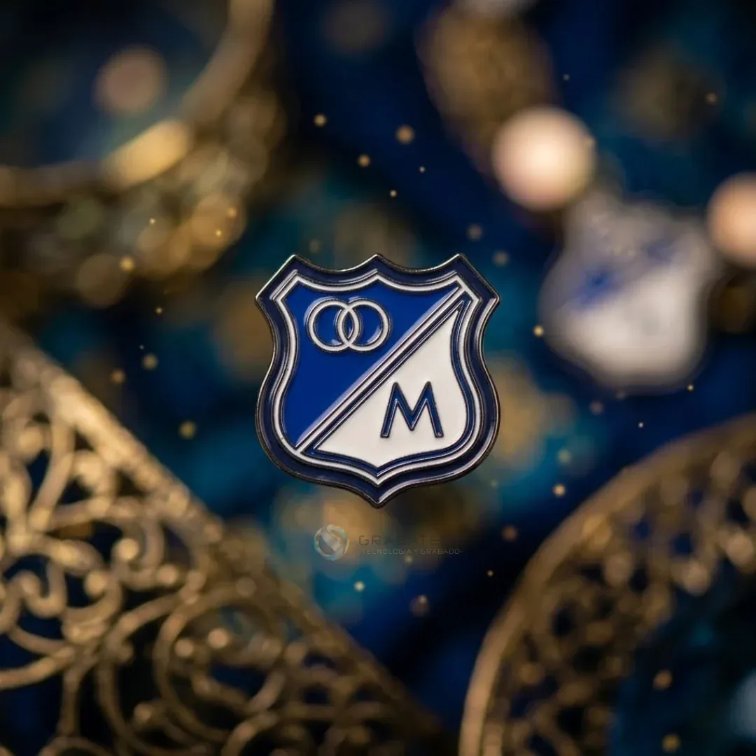 Pin fundido en zamak con escudo azul y blanco de equipo deportivo
