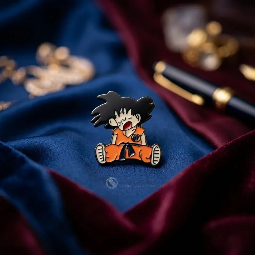 Pin fundido en zamak con personaje animado en traje naranja