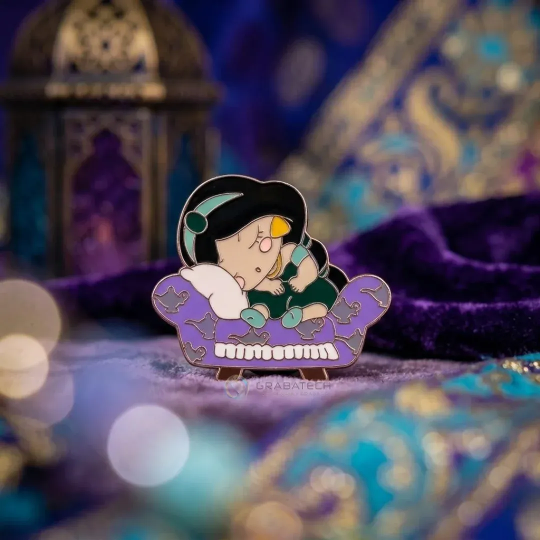 Pin fundido en zamak con personaje animado sentado en un sofá morado