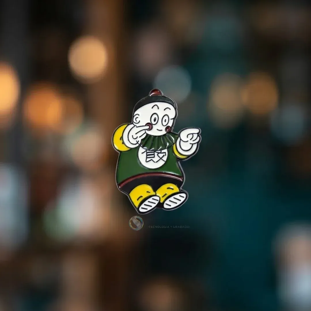 Pin fundido en zamak con personaje animado en esmalte verde y blanco