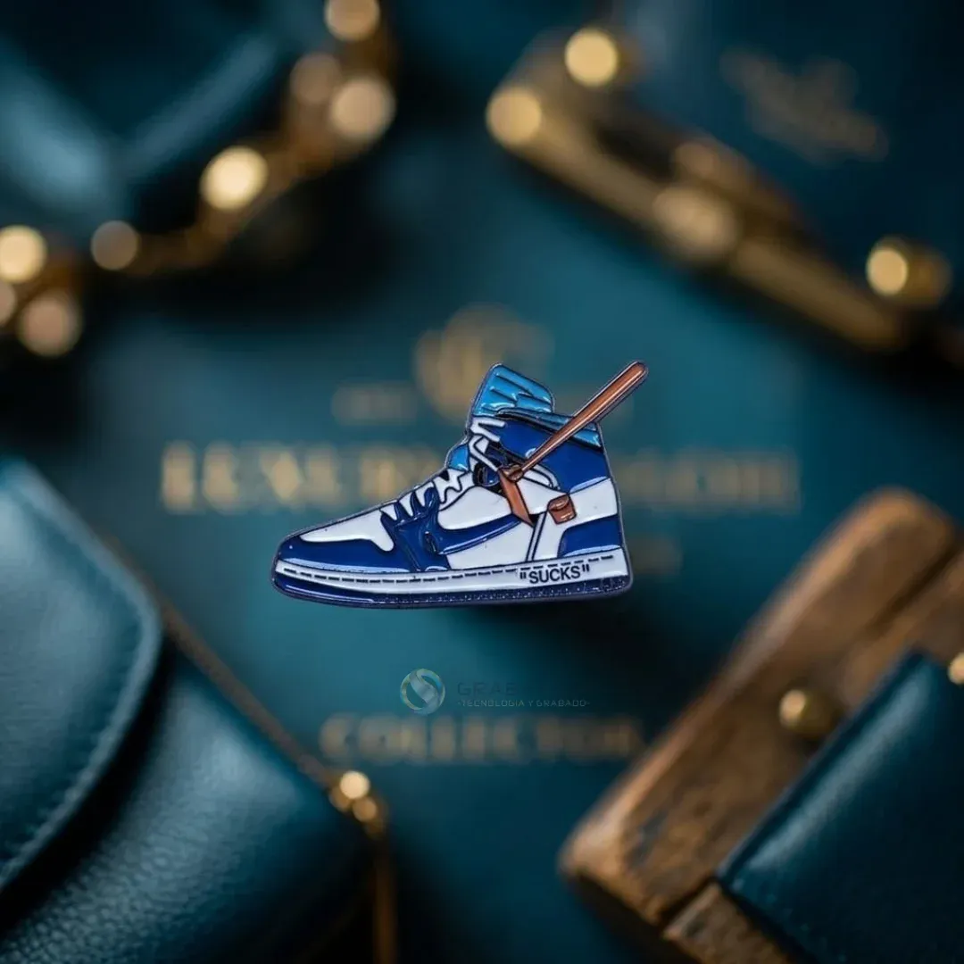 Pin fundido en zamak con forma de zapatilla deportiva azul y blanca