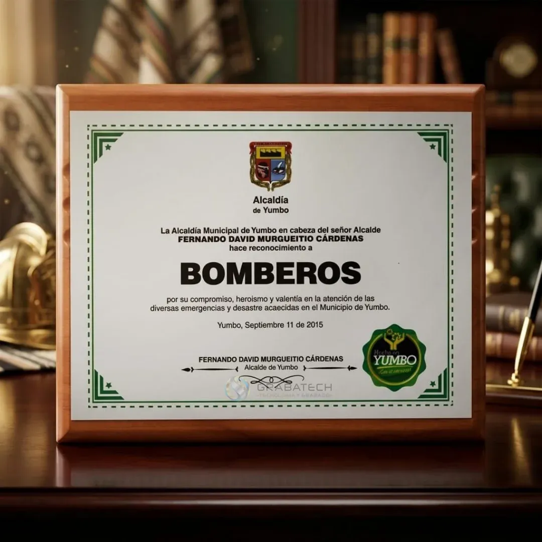 Placa conmemorativa sobre madera con diploma de reconocimiento a bomberos