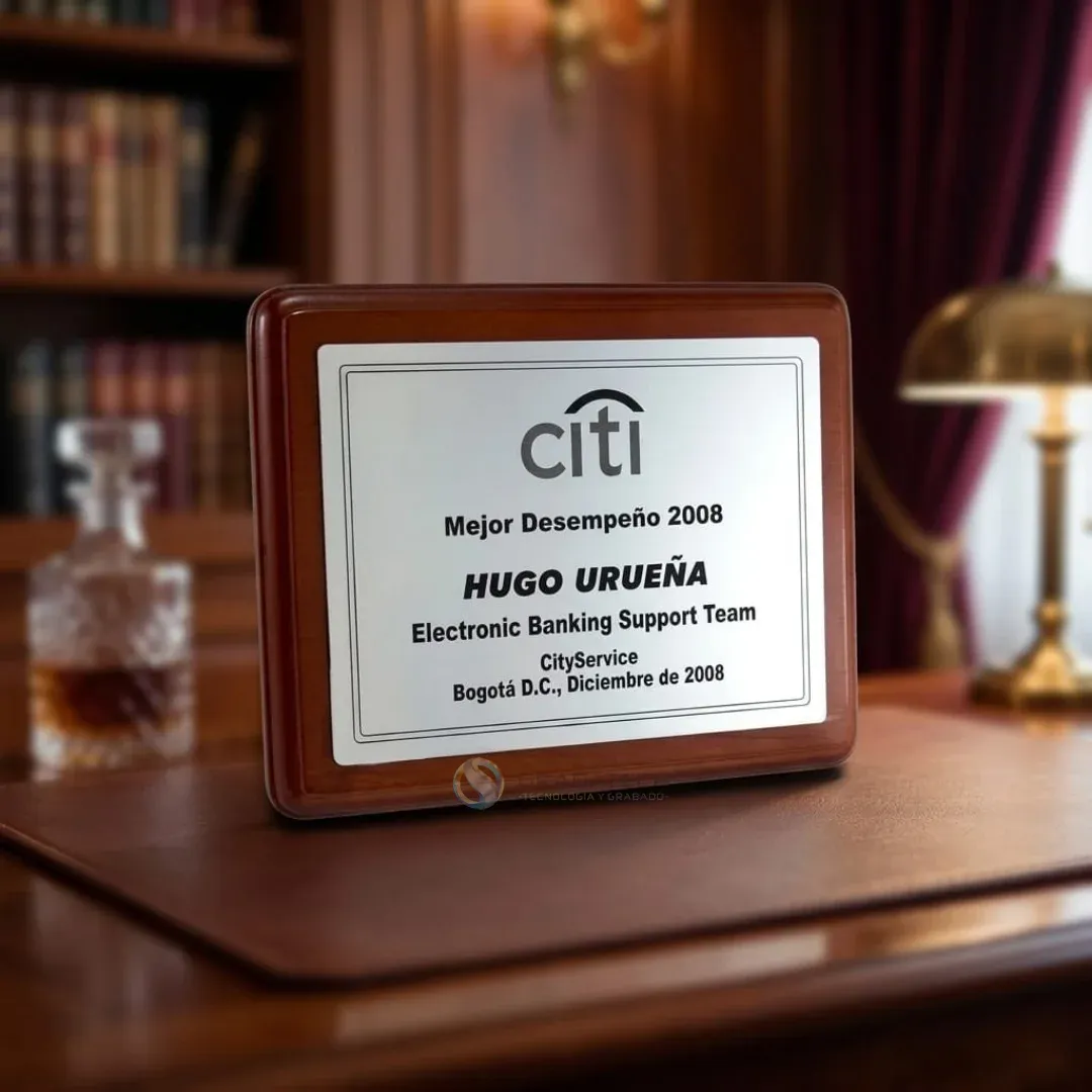 Placa conmemorativa pequeña sobre madera con lámina plateada para escritorio