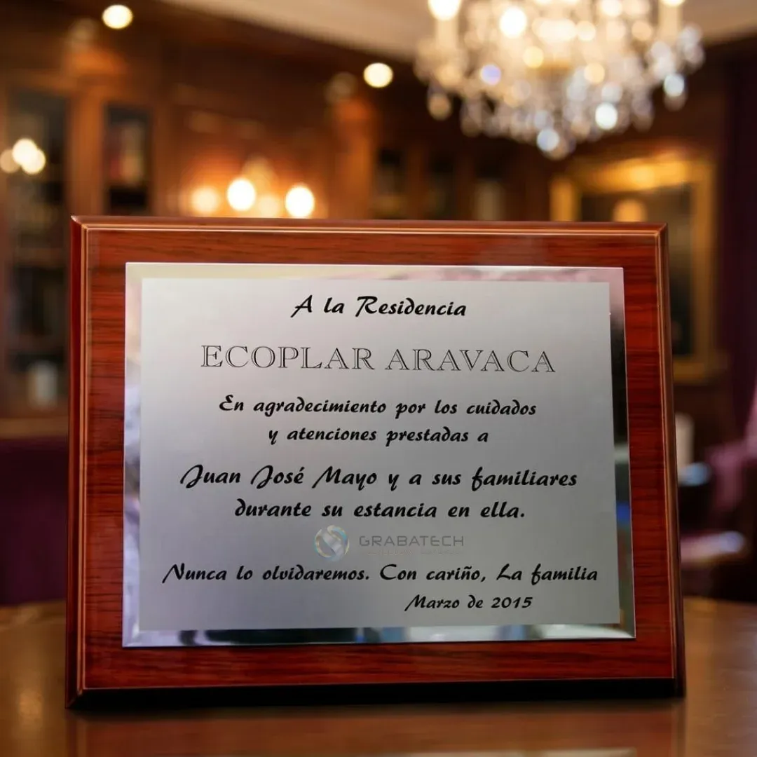 Placa conmemorativa con base de madera caoba y lámina plateada grabada