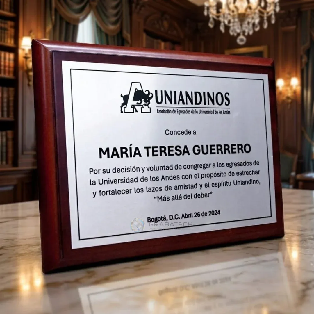 Placa de reconocimiento sobre madera caoba con lámina blanca impresa