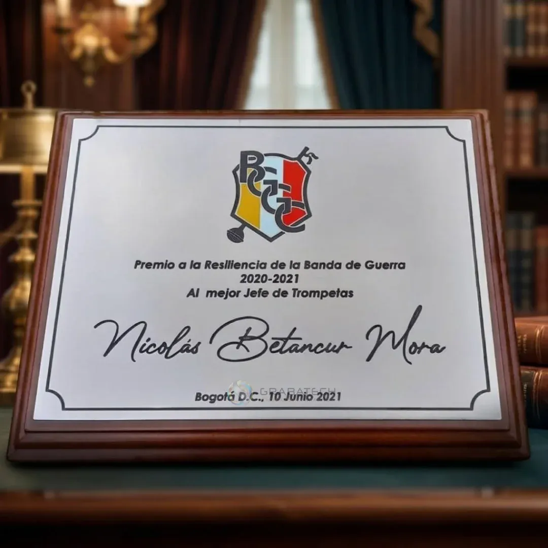Placa conmemorativa con marco de madera y texto en caligrafía