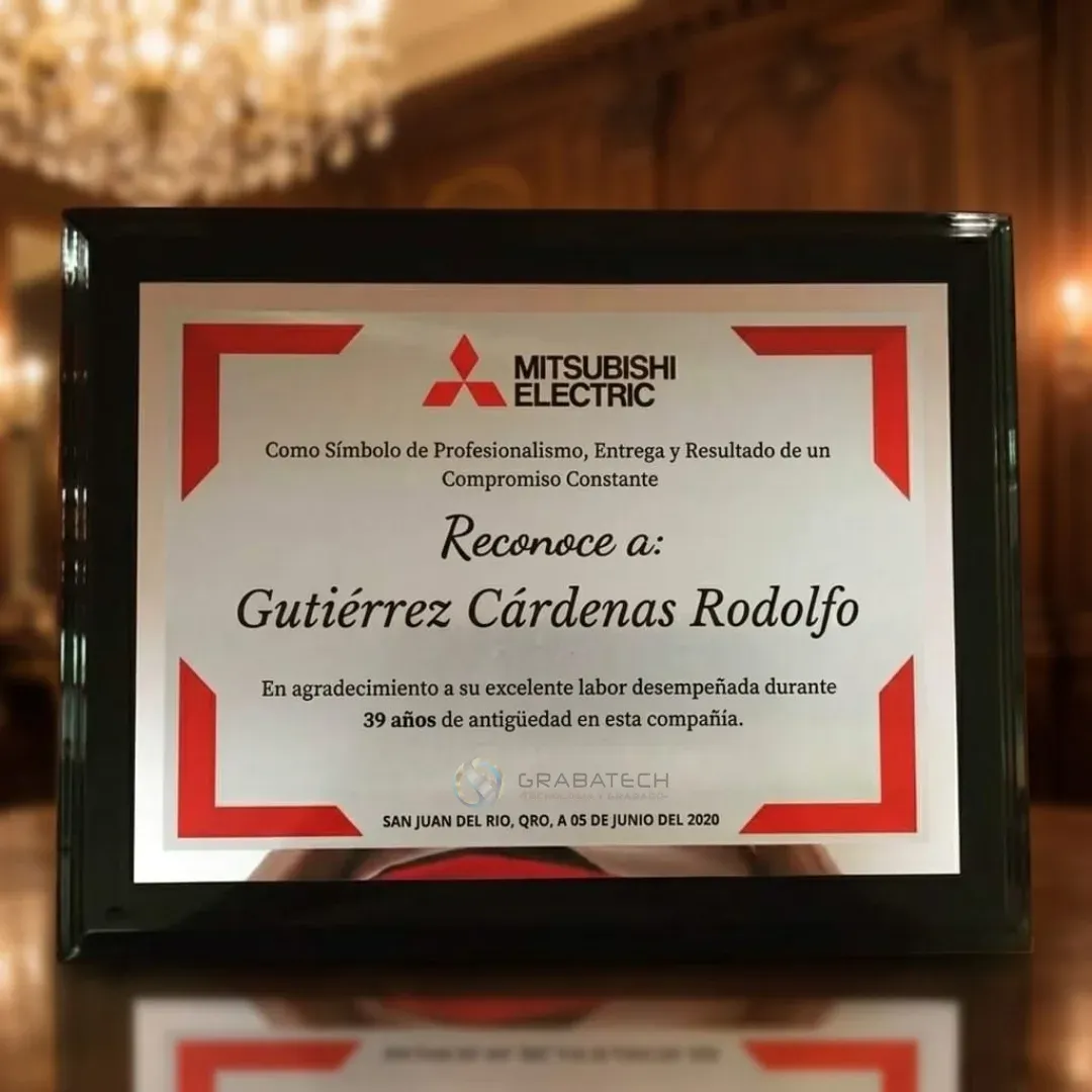 Placa conmemorativa de reconocimiento con marco negro y borde rojo