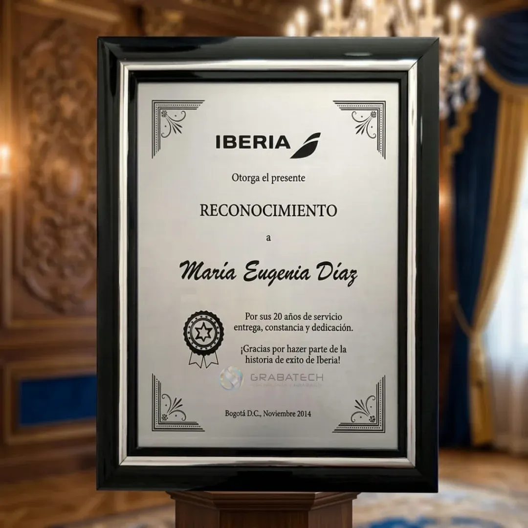 Placa conmemorativa con marco negro y lámina plateada grabada en alta definición