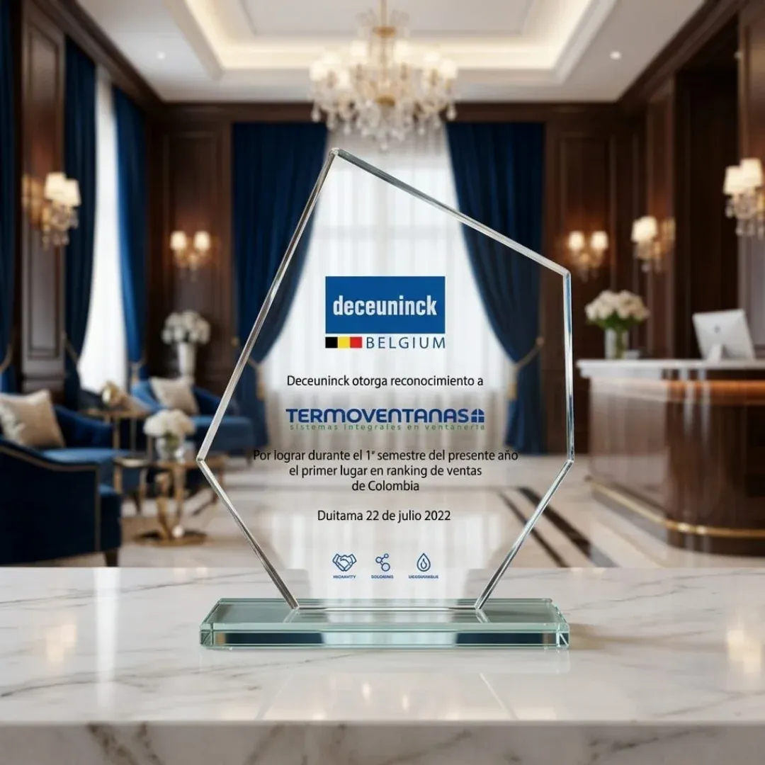 Placa de vidrio templado con corte diagonal y logo corporativo
