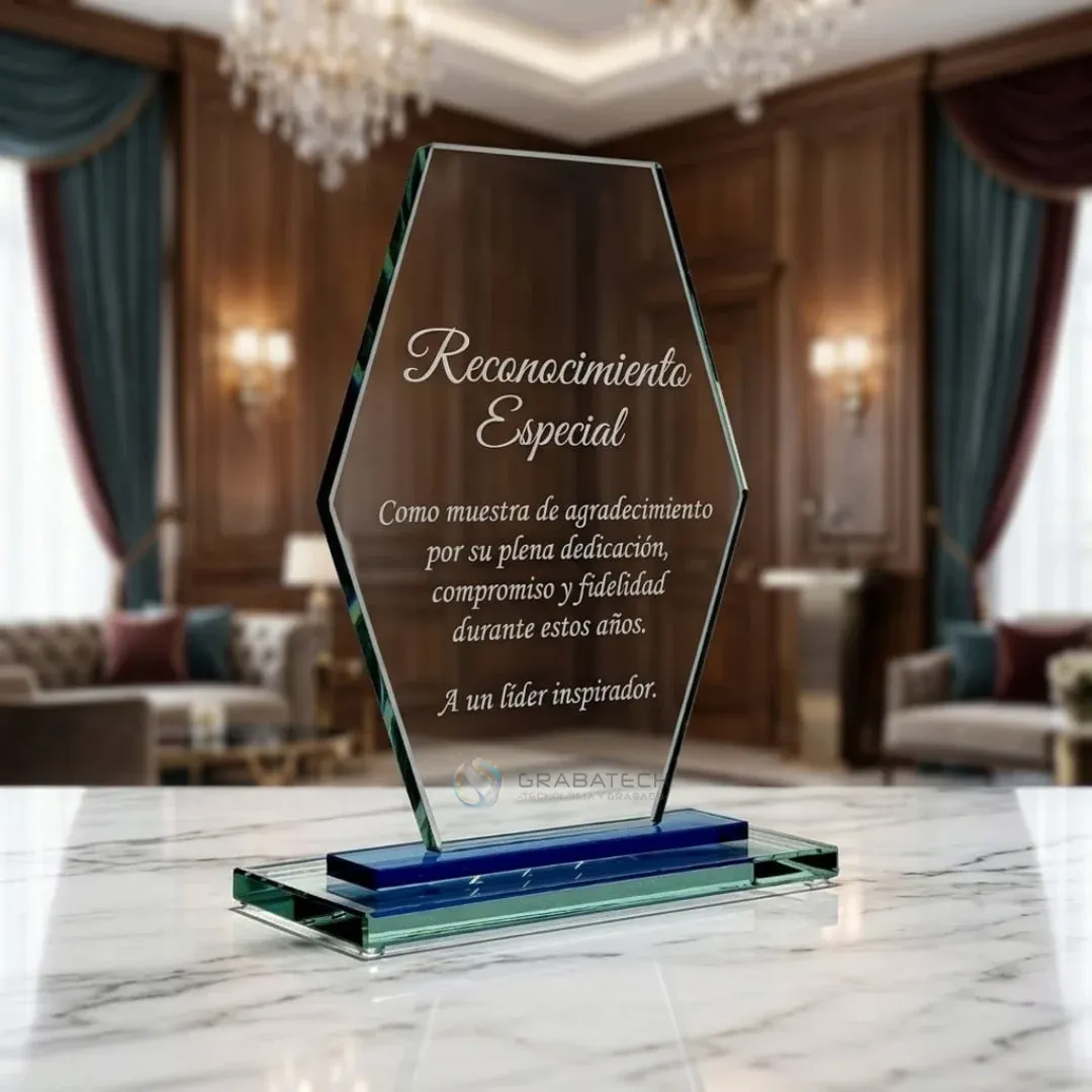 Placa de vidrio templado hexagonal con grabado de reconocimiento sobre base de vidrio