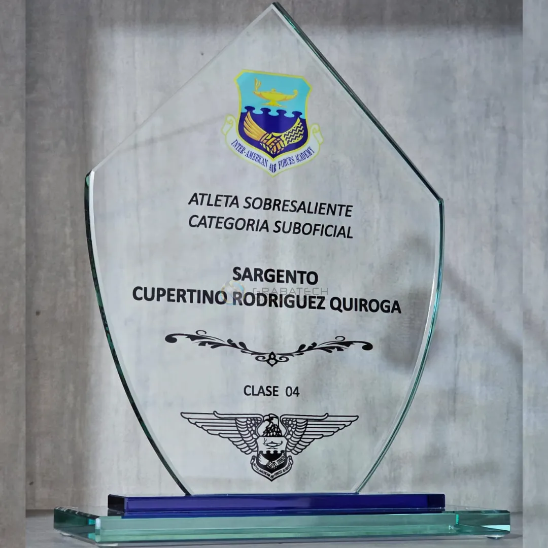 Placa de vidrio templado grabada con base azul para reconocimiento institucional
