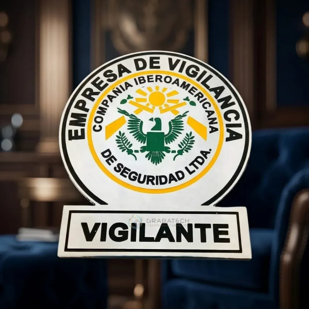 Placa de vigilancia con fondo blanco, águila verde y base con la palabra Vigilante