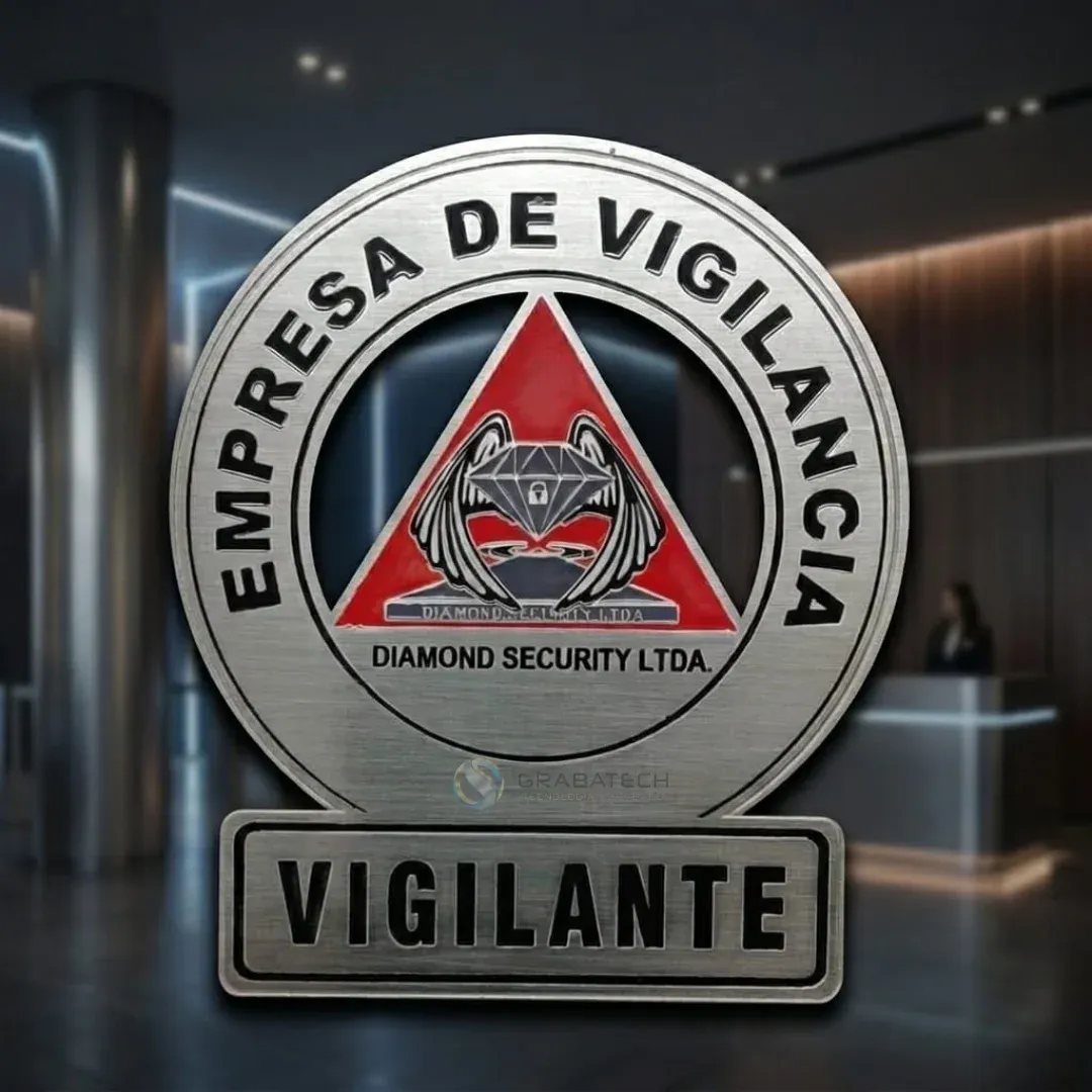 Placa metálica de vigilancia con emblema triangular y base con la palabra Vigilante
